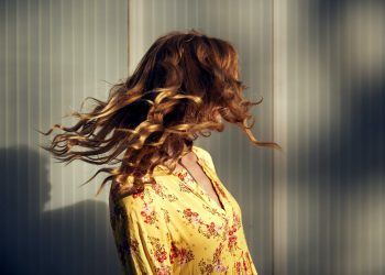 This Is the $20 Curling Wand Amazon Shoppers Can’t Stop Buying Right Now