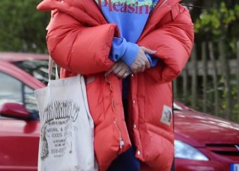 Olivia Wilde Wore Her Go-To Flattering Leggings With Harry Styles Merch