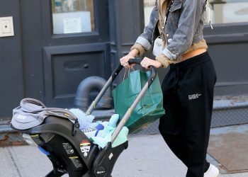Emily Ratajkowski Just Wore the No-Fuss $49 Sneakers Royals Love, Too