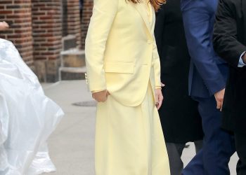 Julia Roberts Wore the Controversial Pants Trend We’re Scared to Wear Out of the House