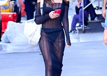 Emily Ratajkowski Wore a Barely There Dress With the $12 Summer Bag Trend Jennifer Garner Loves