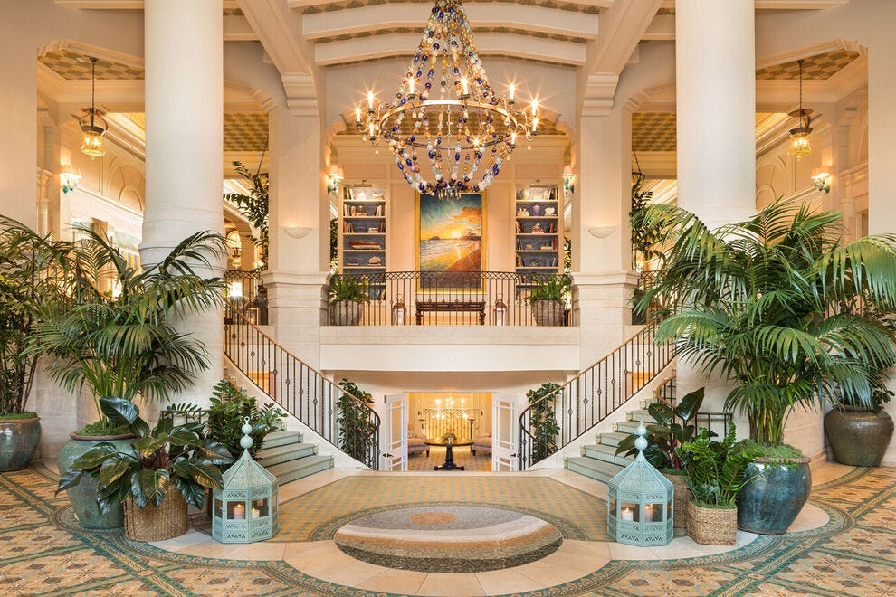 Glamorous entrance at Hotel Casa del Mar
