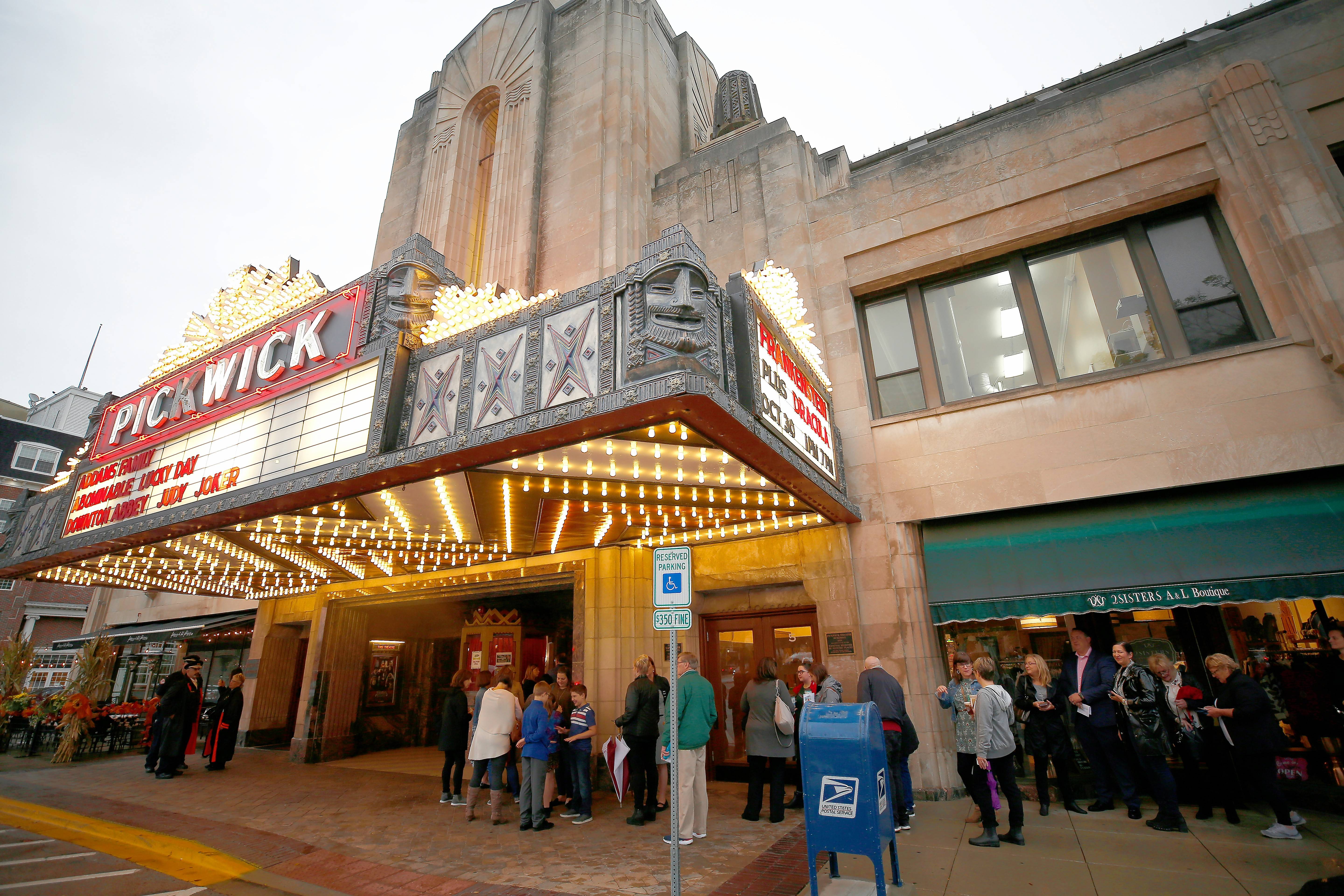 The details of a deal to keep Park Ridge's landmark Pickwick Theatre open were supposed to be announced Thursday -- but an agreement hasn't been reached.